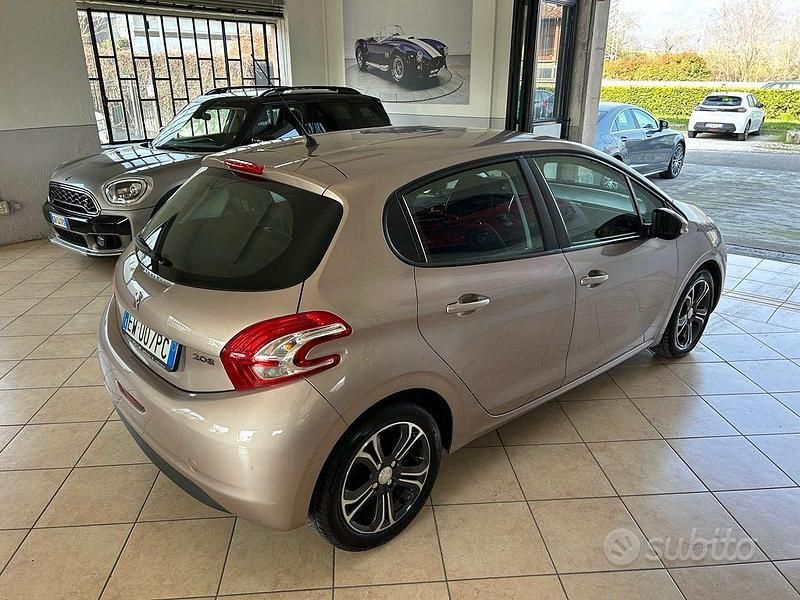Usata Peugeot 208 Allure 82 CV (60 kW) 2013 Viola metallizzato Utilitaria