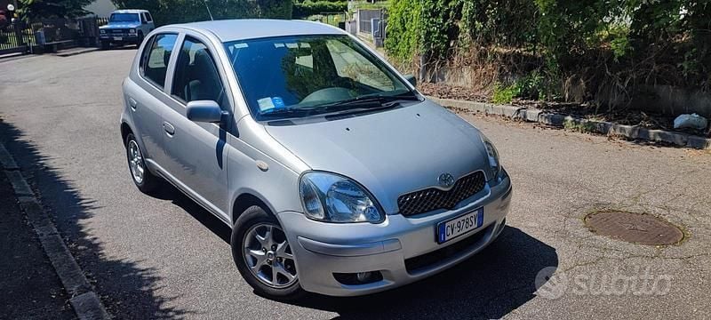 Usata Toyota Yaris 86 CV (63 kW) 2005 Grigio Station wagon