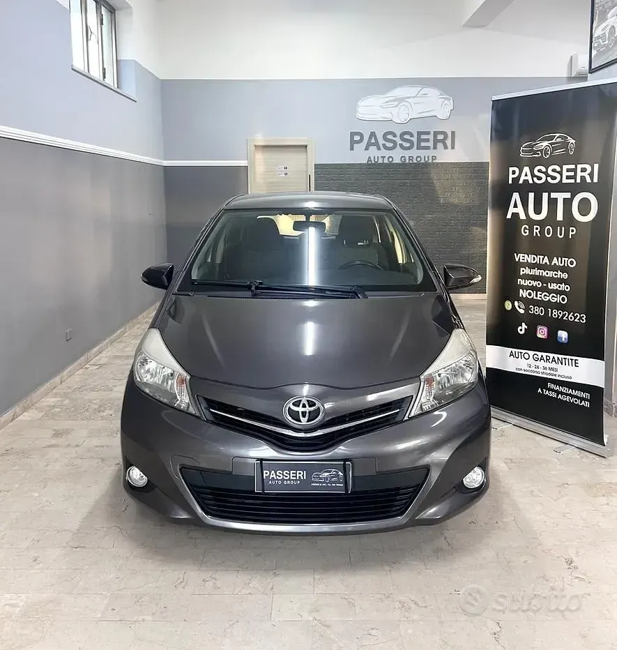 Usata Toyota Yaris Style 90 CV (66 kW) 2014 Grigio Utilitaria