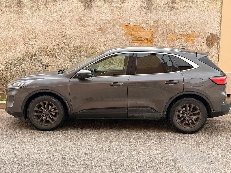 Usado Ford Kuga 120 CV (88 kW) 2021 Gris SUV