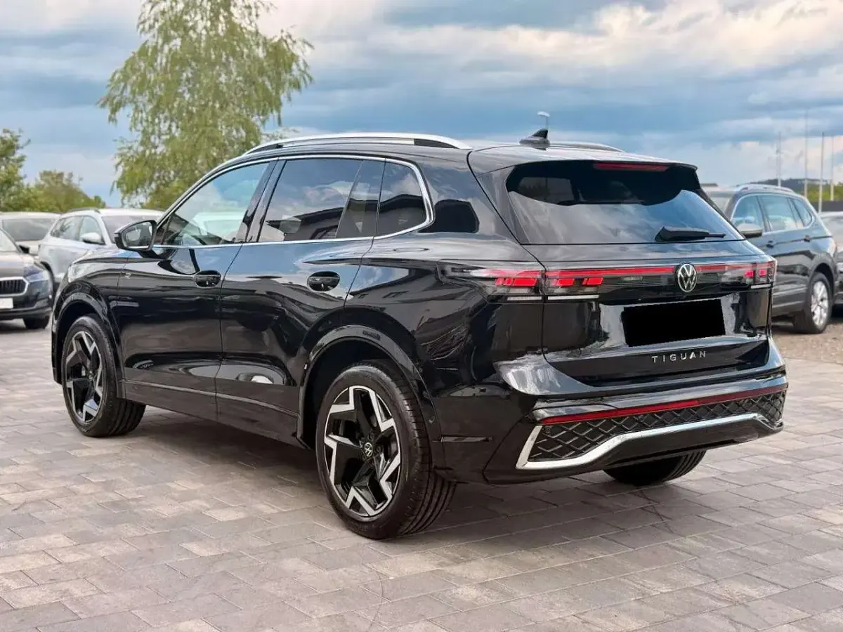 Usata VW Tiguan R-line 150 CV (110 kW) 2025 Nero SUV