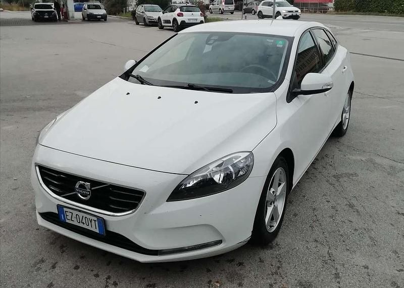 Bianco Usata 2015 Volvo V40 Momentum Tre volumi | 9000 € (Buon prezzo) - Immagine 1/4