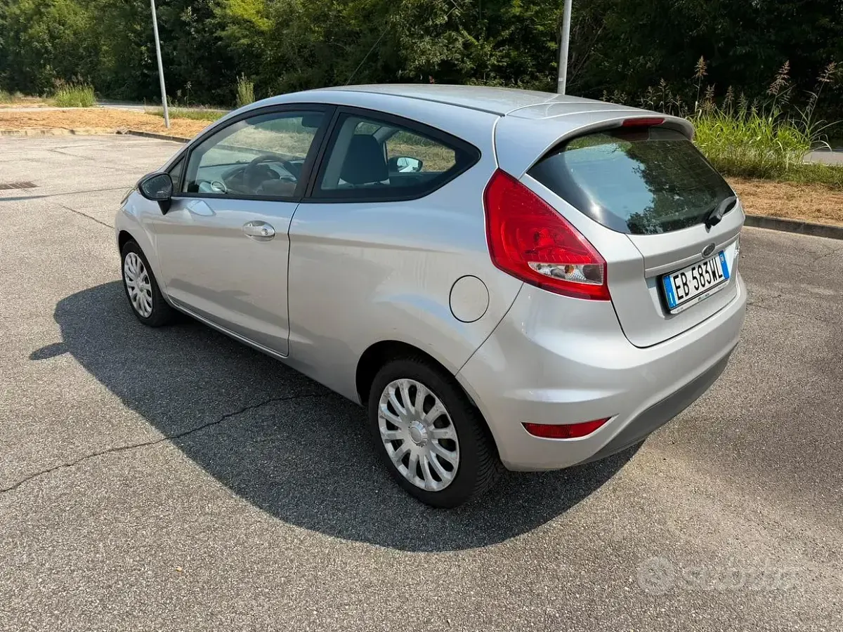 Usata Ford Fiesta 60 CV (44 kW) 2010 Grigio Utilitaria