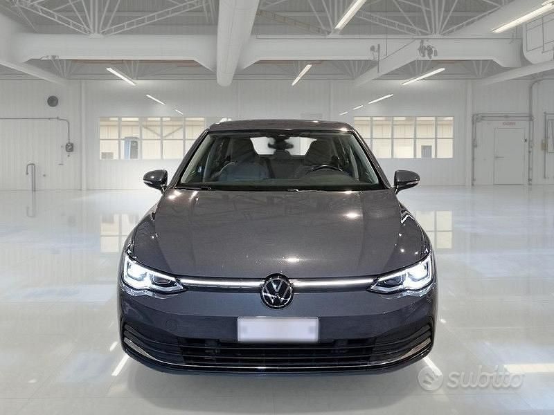 Grigio Usata 2022 VW Golf Style Tre volumi | 23.050 € (Buon prezzo) - Immagine 1/4