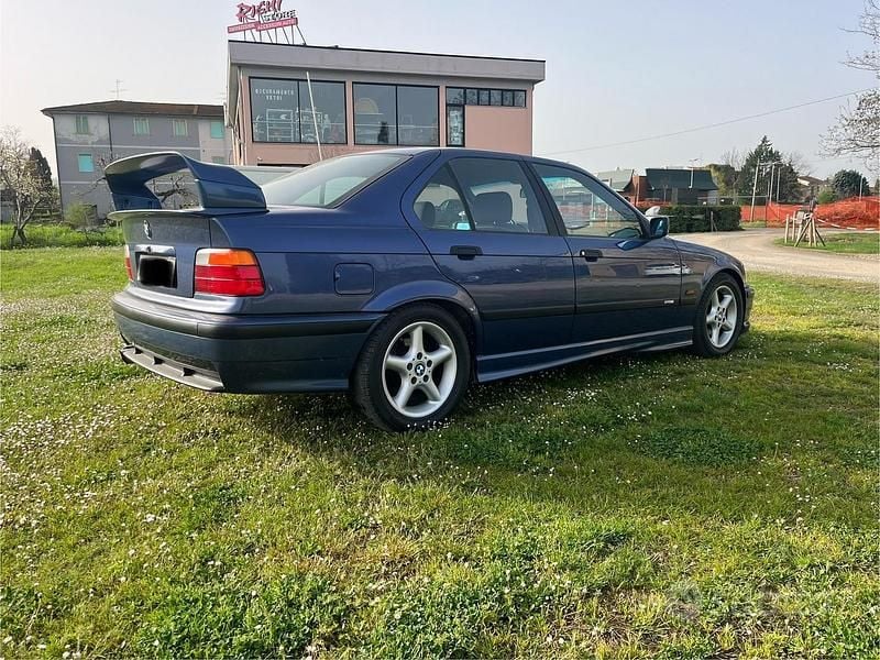 Usata BMW 318 140 CV (102 kW) 1994 Blu Berlina