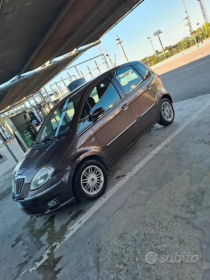 Usata Lancia Musa 90 CV (66 kW) 2008 Marrone Monovolume