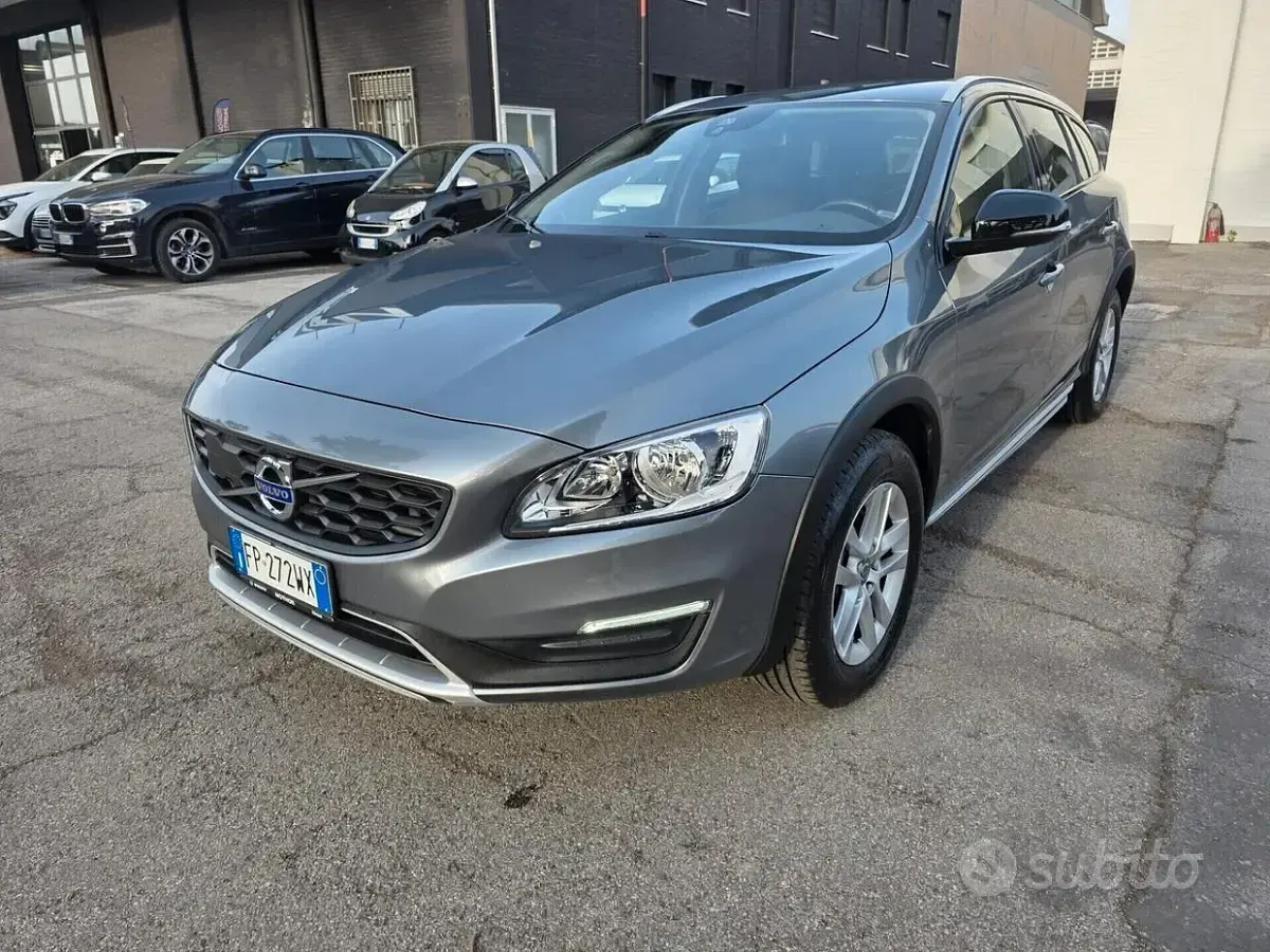 Usata Volvo V60 CC Pro 150 CV (110 kW) 2018 Grigio Station wagon