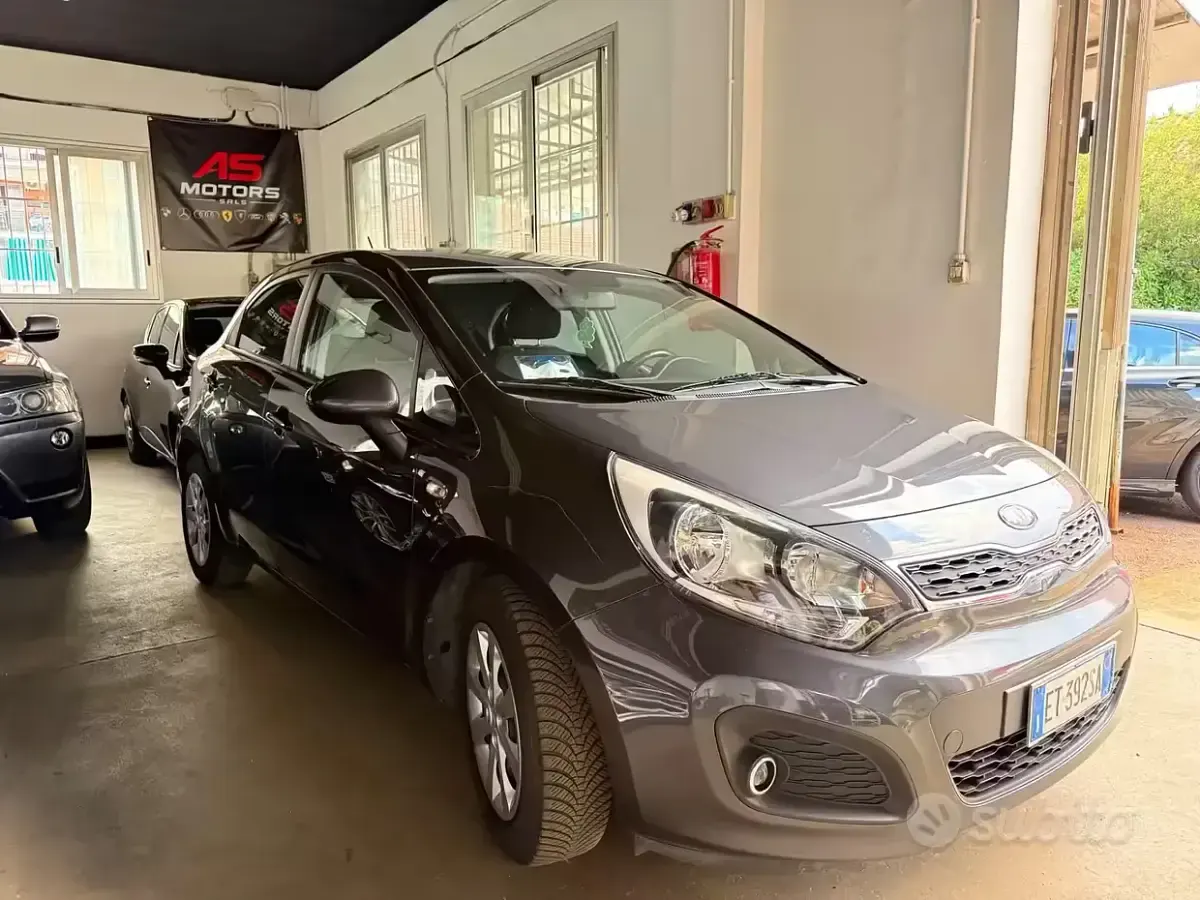 Usata Kia Rio Active 85 CV (62 kW) 2014 Grigio Berlina