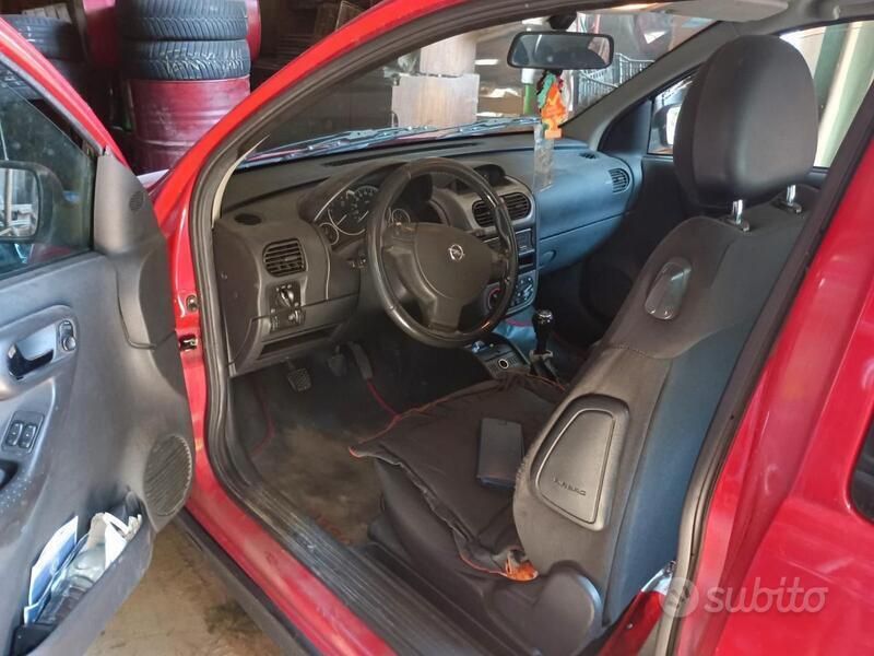 Usata Opel Corsa 69 CV (50 kW) 2004 Rosso Utilitaria