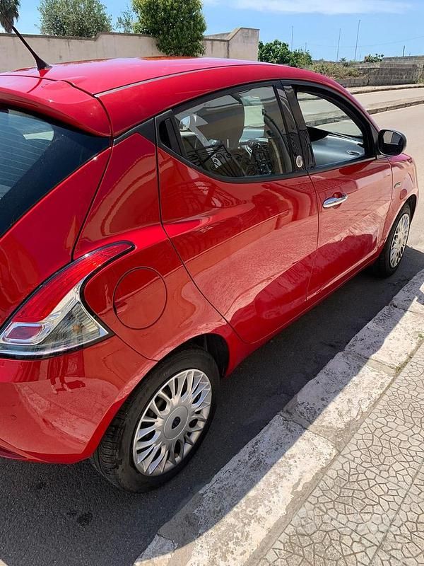 Usata Lancia Ypsilon 60 CV (44 kW) 2016 Rosso Utilitaria