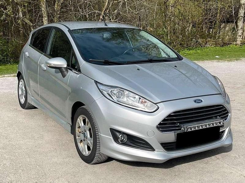 Usata Ford Fiesta Ghia 90 CV (66 kW) 2007 Argento Berlina