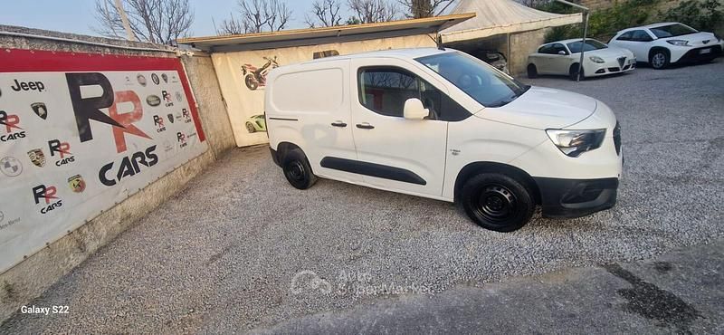 Usata Opel Combo Edition 102 CV (75 kW) 2021 Bianco Monovolume