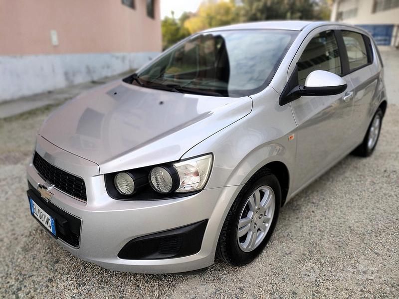 Grigio Usata 2012 Chevrolet Aveo LTZ Tre volumi | 2500 € (Buon prezzo) - Immagine 1/4