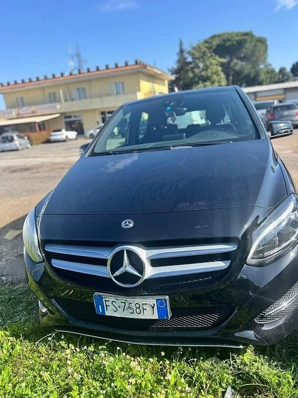Usata Mercedes B200 135 CV (99 kW) 2018 Nero Monovolume