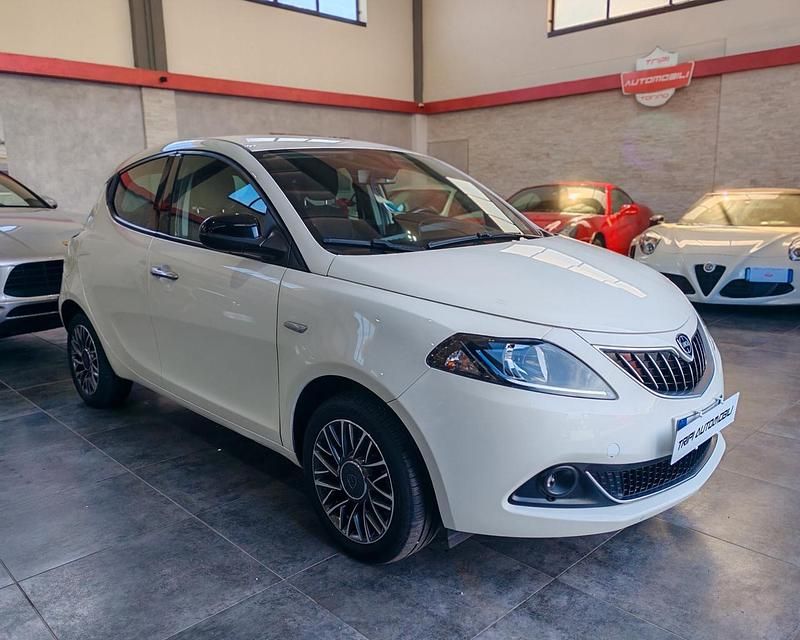 Usata Lancia Ypsilon Gold 69 CV (50 kW) 2022 Bianco Utilitaria