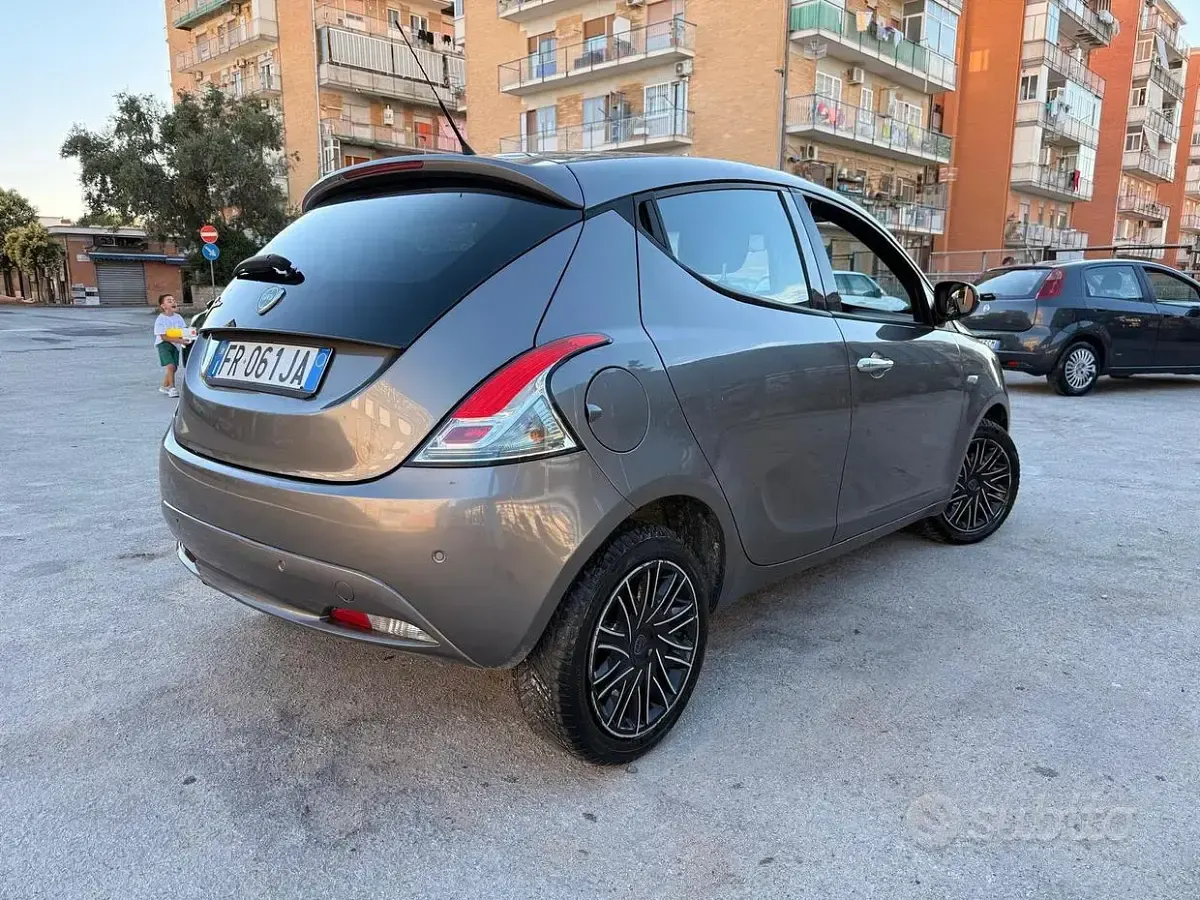 Usata Lancia Ypsilon 95 CV (69 kW) 2018 Grigio Utilitaria