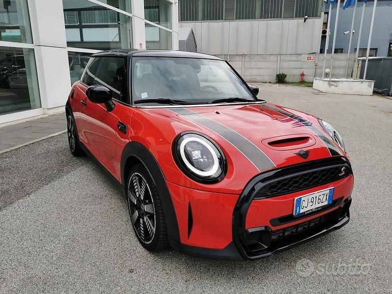 Usata Mini Cooper S 178 CV (130 kW) 2022 Chili red pastello Utilitaria