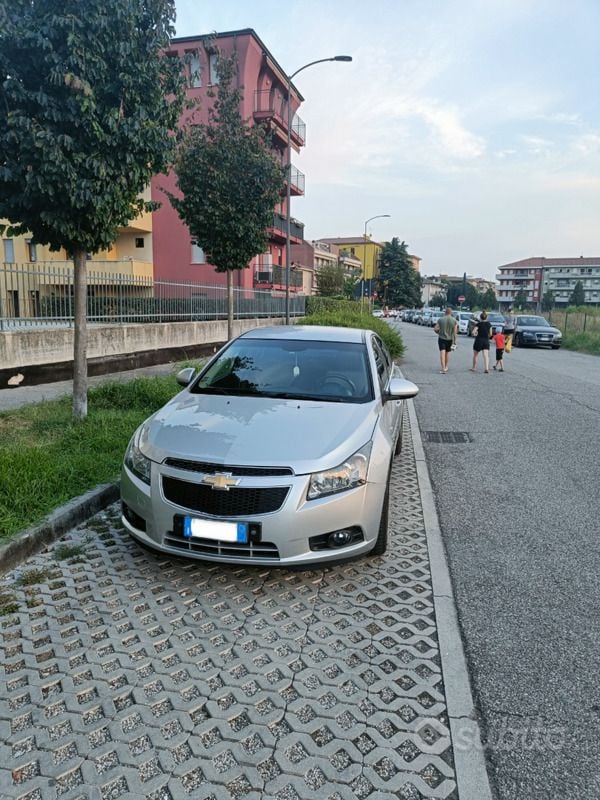 Grigio Usata 2011 Chevrolet Cruze Tre volumi | 3200 € (Ottimo prezzo) - Immagine 1/4