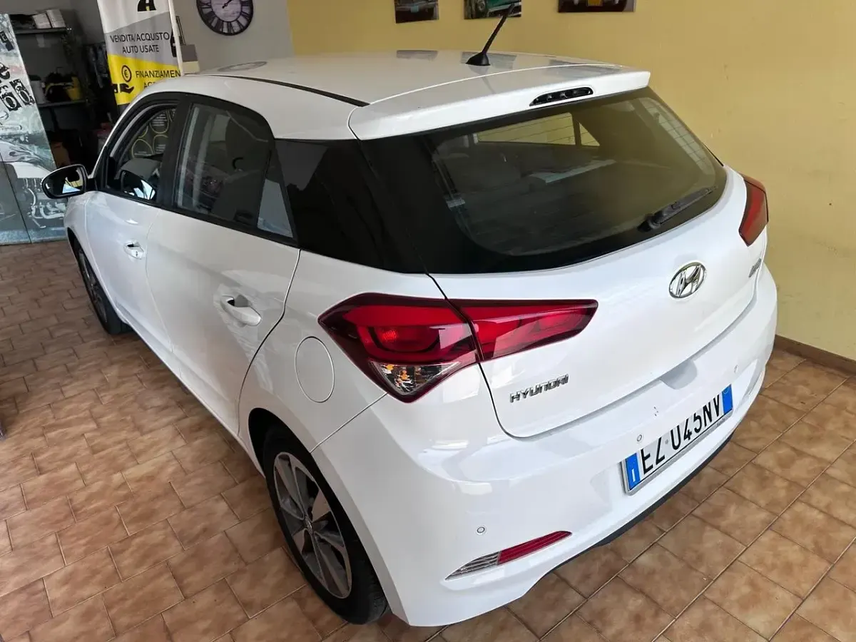 Usata Hyundai i20 Style 84 CV (61 kW) 2015 Bianco Berlina