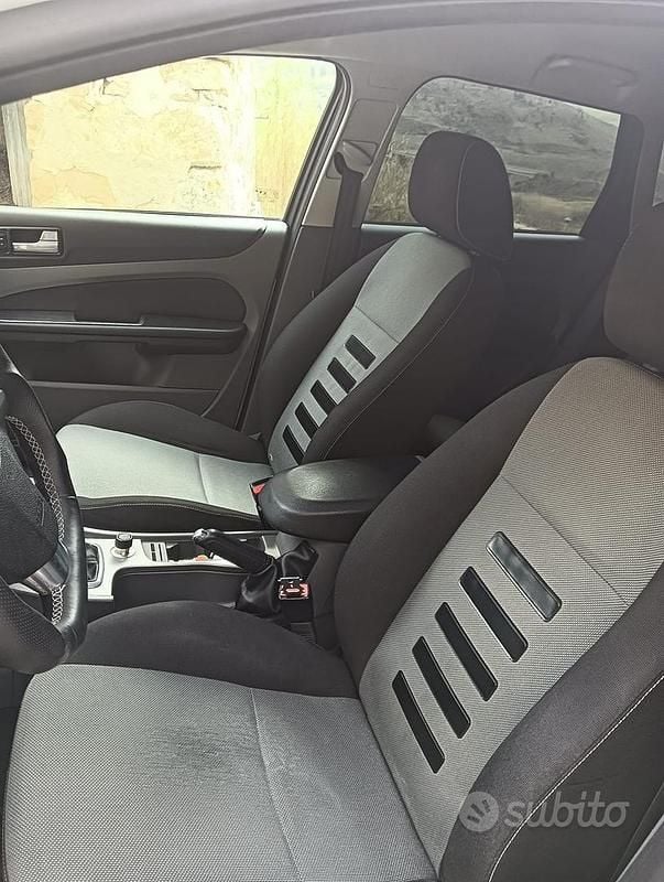 Usata Ford Focus 110 CV (80 kW) 2010 Bianco Station wagon