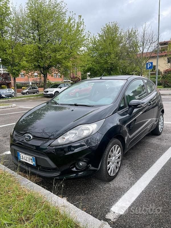Usata Ford Fiesta 96 CV (70 kW) 2010 Nero Utilitaria