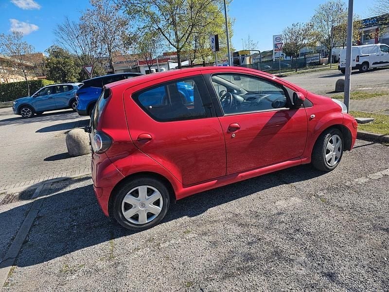Usata Toyota Aygo Sol 68 CV (50 kW) 2009 Rosso Utilitaria