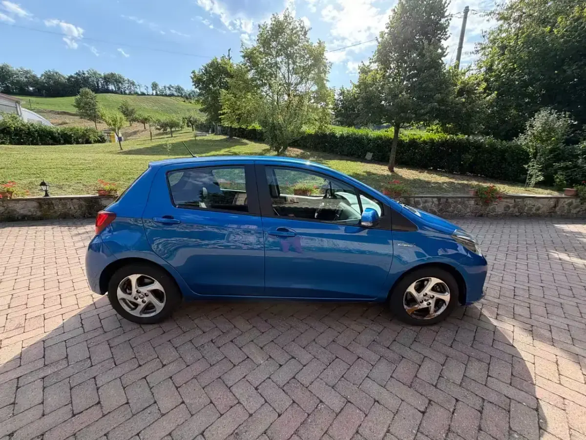 Usata Toyota Yaris Hybrid Active 73 CV (53 kW) 2016 Blu Berlina