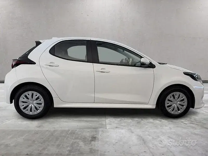 Usata Toyota Yaris Active 72 CV (52 kW) 2023 Super white Utilitaria