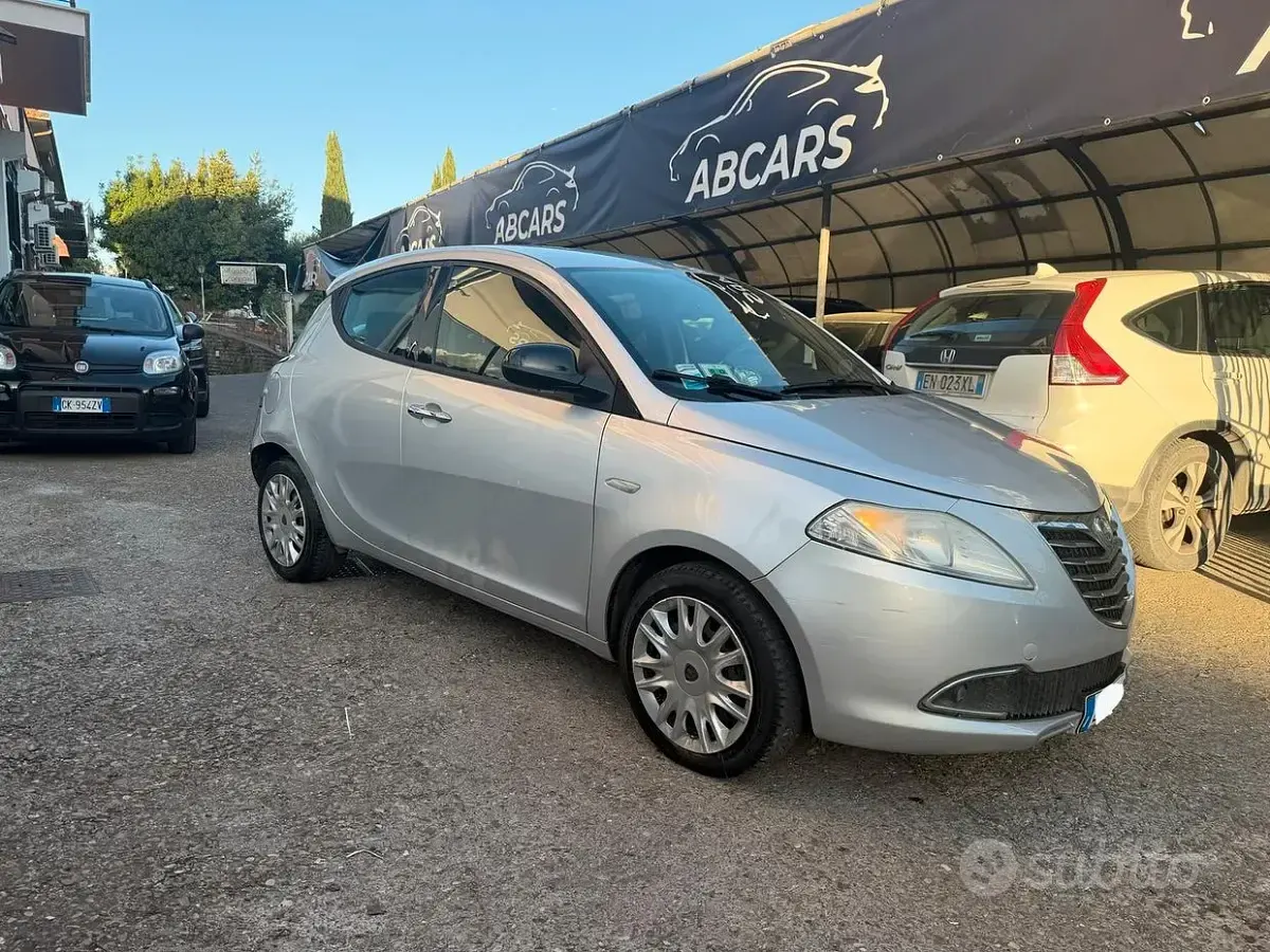 Usata Lancia Ypsilon 90 CV (66 kW) 2012 Grigio Utilitaria