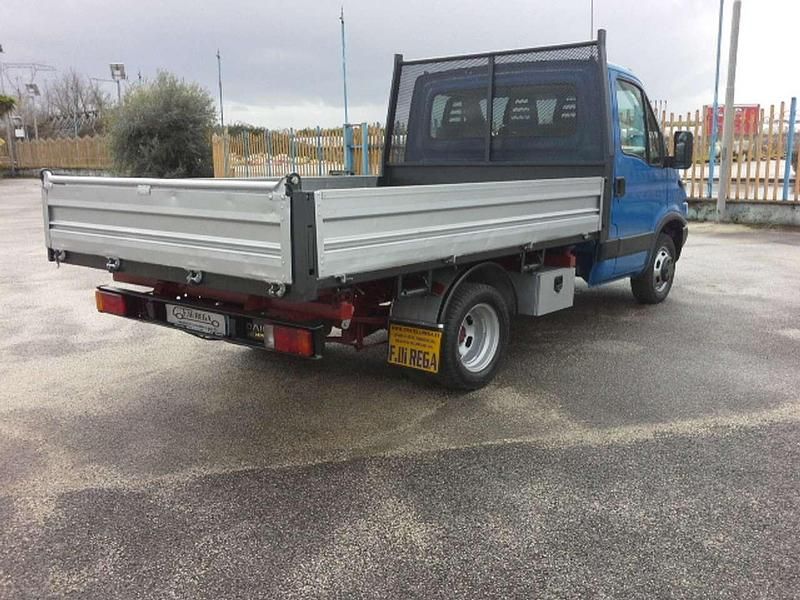 Usata Iveco Daily 90 CV (66 kW) 2005 Blu/azzurro