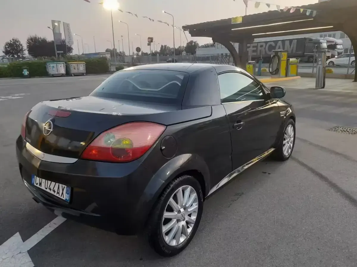 Usata Opel Tigra Edition 89 CV (65 kW) 2005 Nero Cabrio