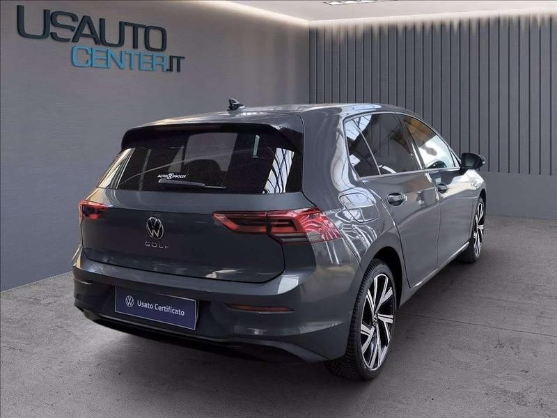 Usata VW Golf VIII Life 110 CV (80 kW) 2020 Dolphin grey metallizzato Berlina