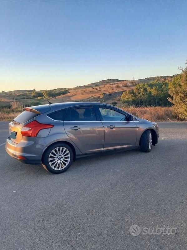 Grigio Usata 2011 Ford Focus Tre volumi | 6000 € (Cara) - Immagine 1/4