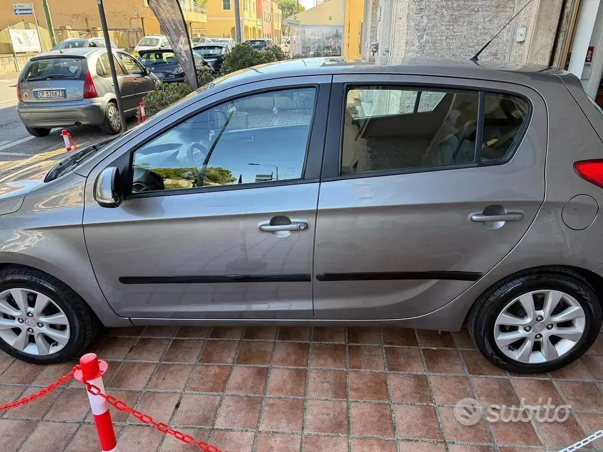 Usata Hyundai i20 75 CV (55 kW) 2013 Grigio Utilitaria