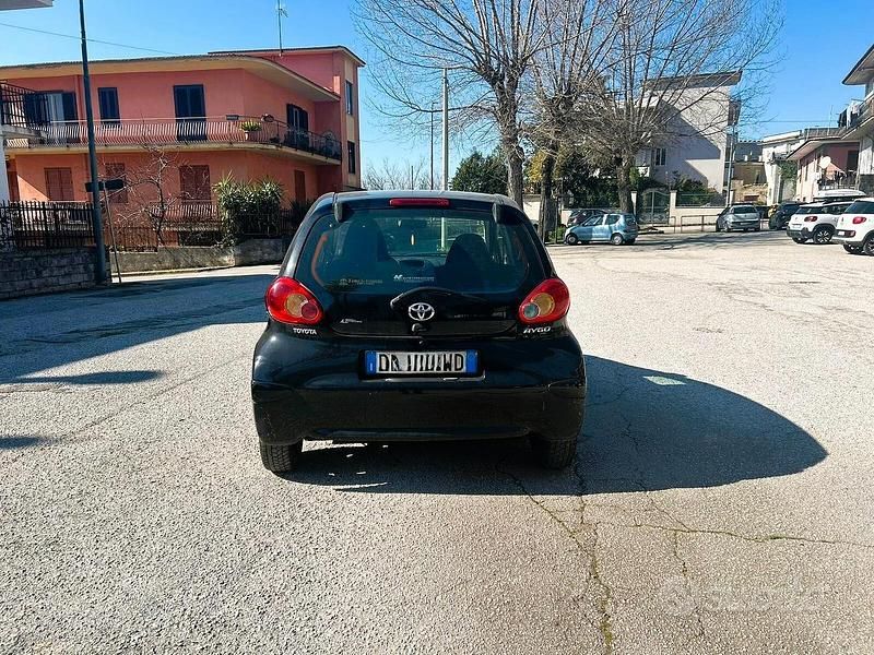 Usata Toyota Aygo 69 CV (50 kW) 2007 Nero Utilitaria