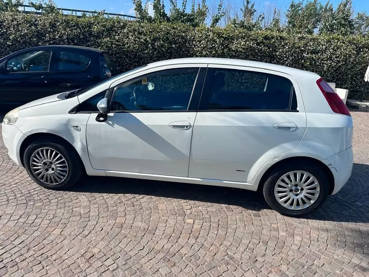 Usata Fiat Grande Punto Dynamic 90 CV (66 kW) 2005 Bianco Utilitaria
