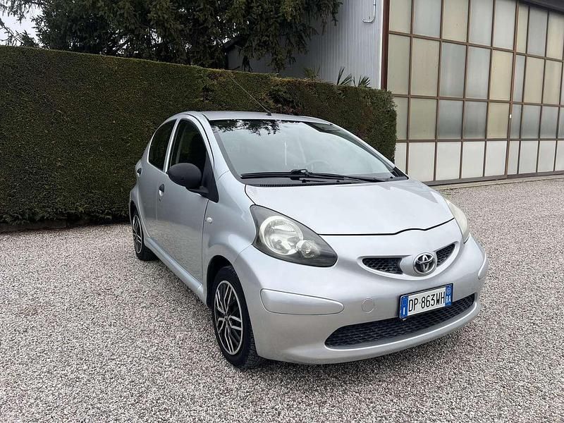 Usata Toyota Aygo 68 CV (50 kW) 2008 Argento Utilitaria
