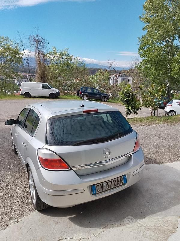 Usata Opel Astra Elegance 101 CV (74 kW) 2005 Grigio Berlina