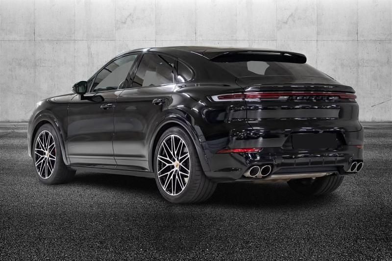 Usata Porsche Cayenne 475 CV (349 kW) 2023 Nero metallizzato SUV