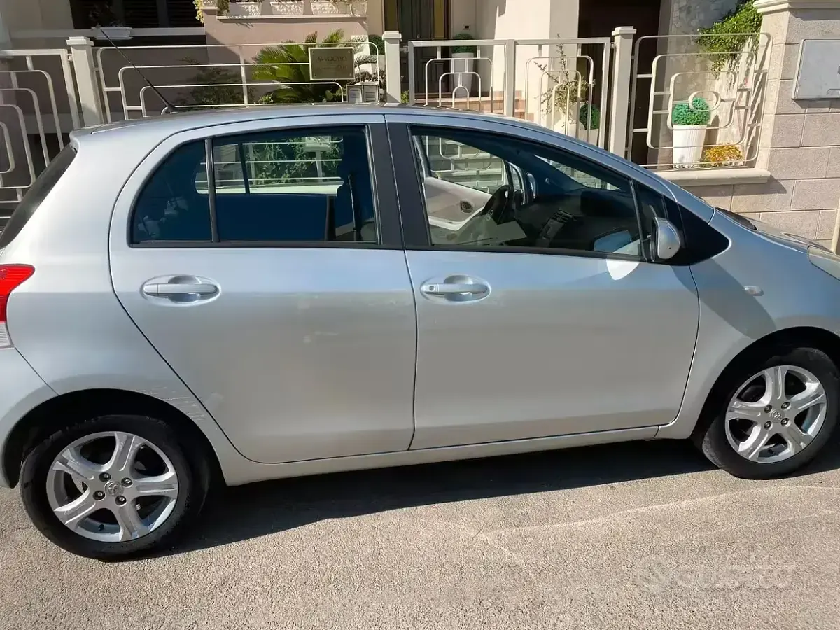 Usata Toyota Yaris 69 CV (50 kW) 2008 Grigio Utilitaria