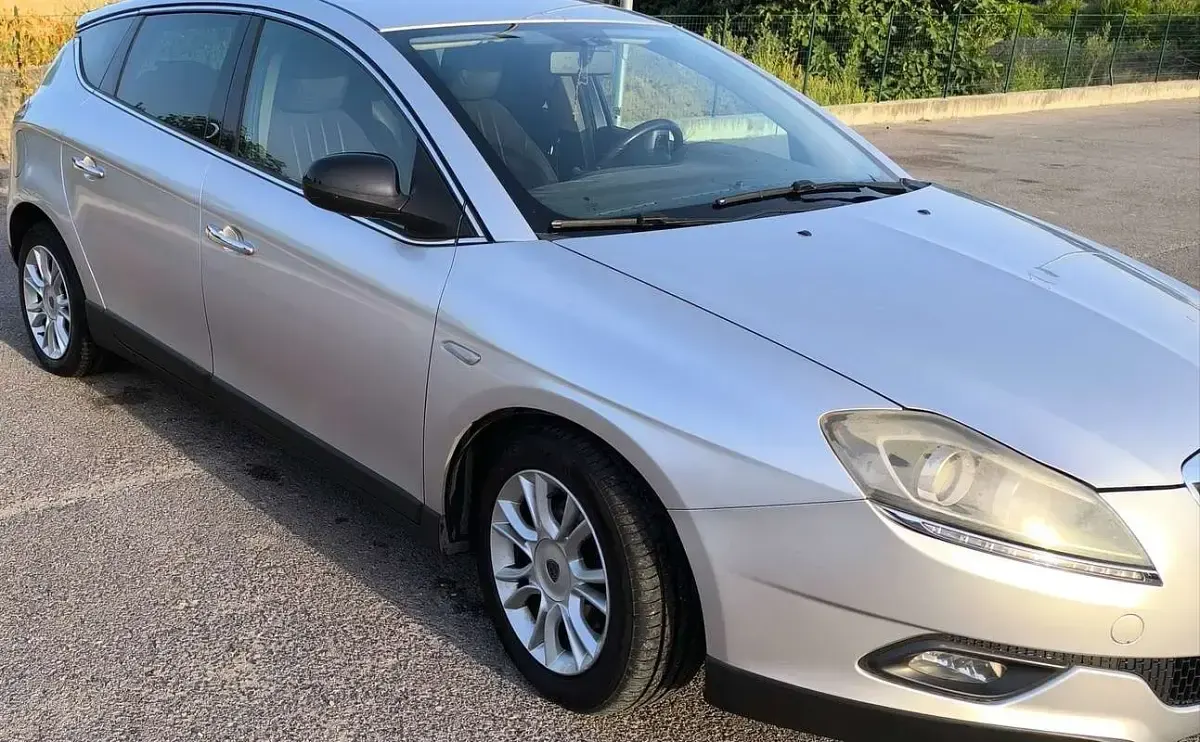 Usata Lancia Delta 120 CV (88 kW) 2011 Grigio Utilitaria