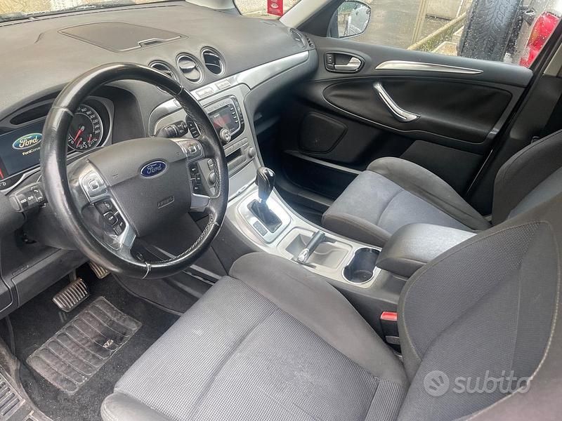 Begagnad Ford S-MAX Titanium 140 HK (102 kW) 2009 Grå Minibuss