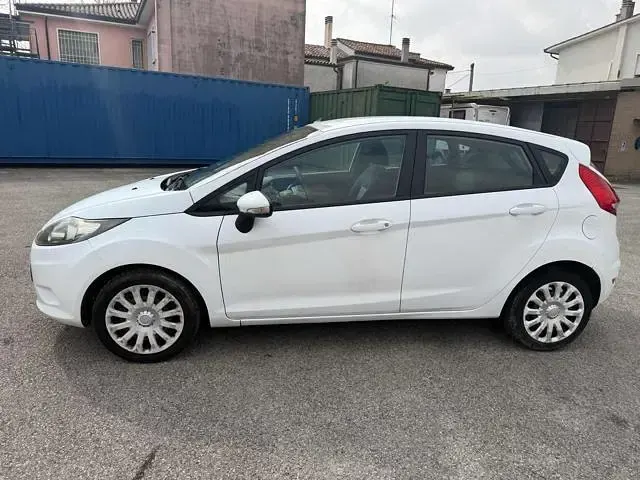 Gebraucht Ford Fiesta Titanium 68 PS (50 kW) 2010 Weiß Kleinwagen