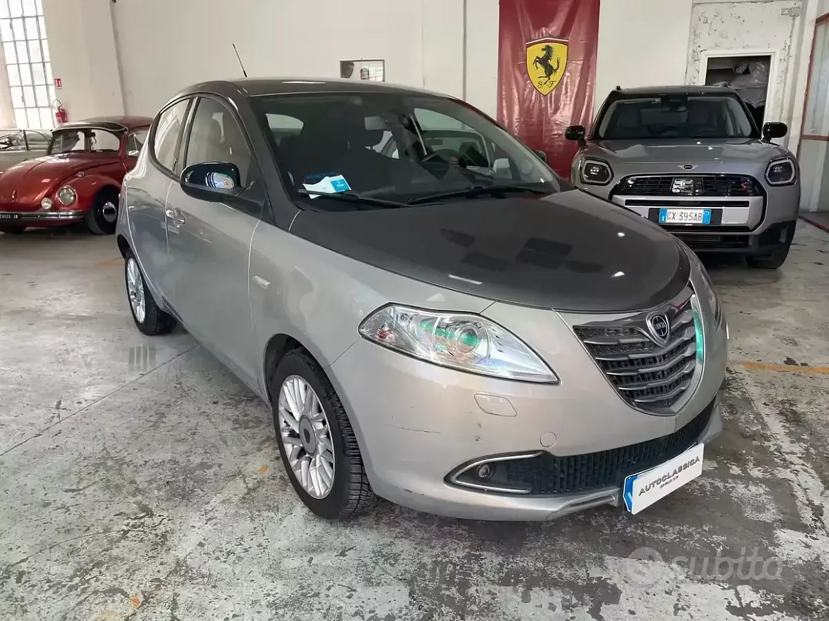 Usata Lancia Ypsilon 69 CV (50 kW) 2015 Grigio Utilitaria