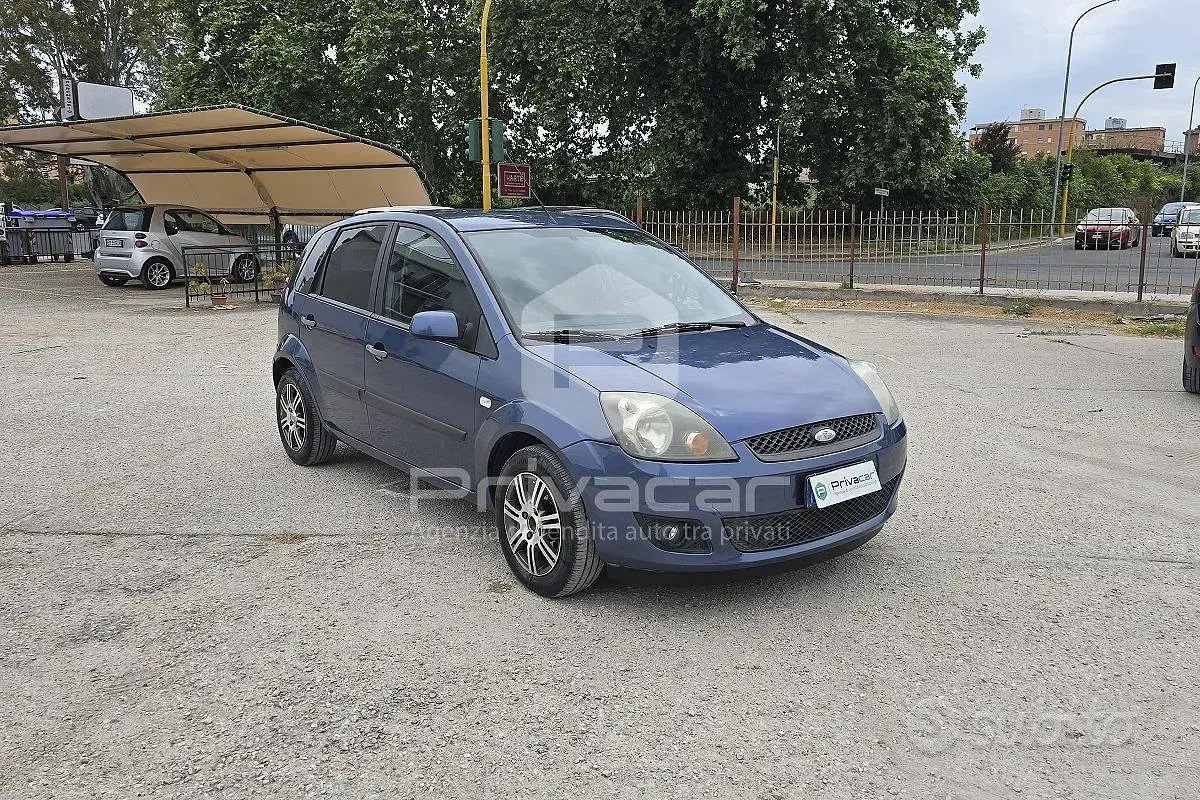 Usado Ford Fiesta Ghia 68 HP (50 kW) 2006 Cinzento Citadino