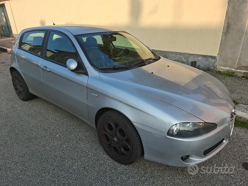 Usata Alfa Romeo 147 120 CV (88 kW) 2009 Grigio Utilitaria