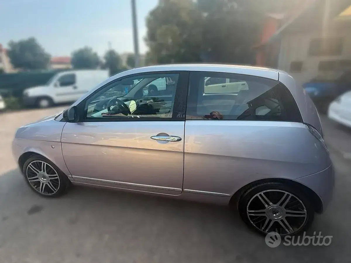 Usata Lancia Ypsilon 60 CV (44 kW) 2010 Viola Utilitaria