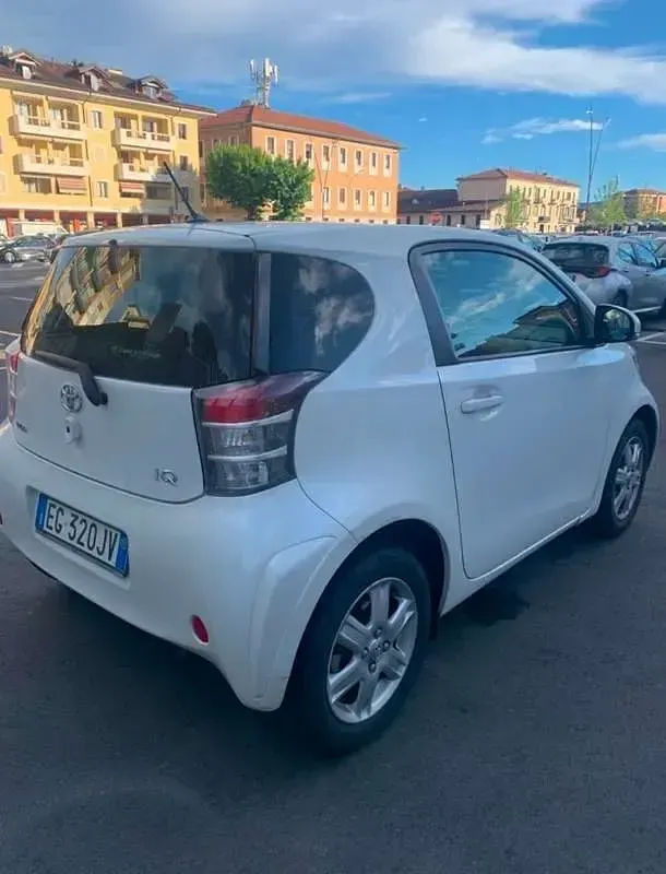 Usata Toyota iQ 68 CV (50 kW) 2011 Bianco Utilitaria