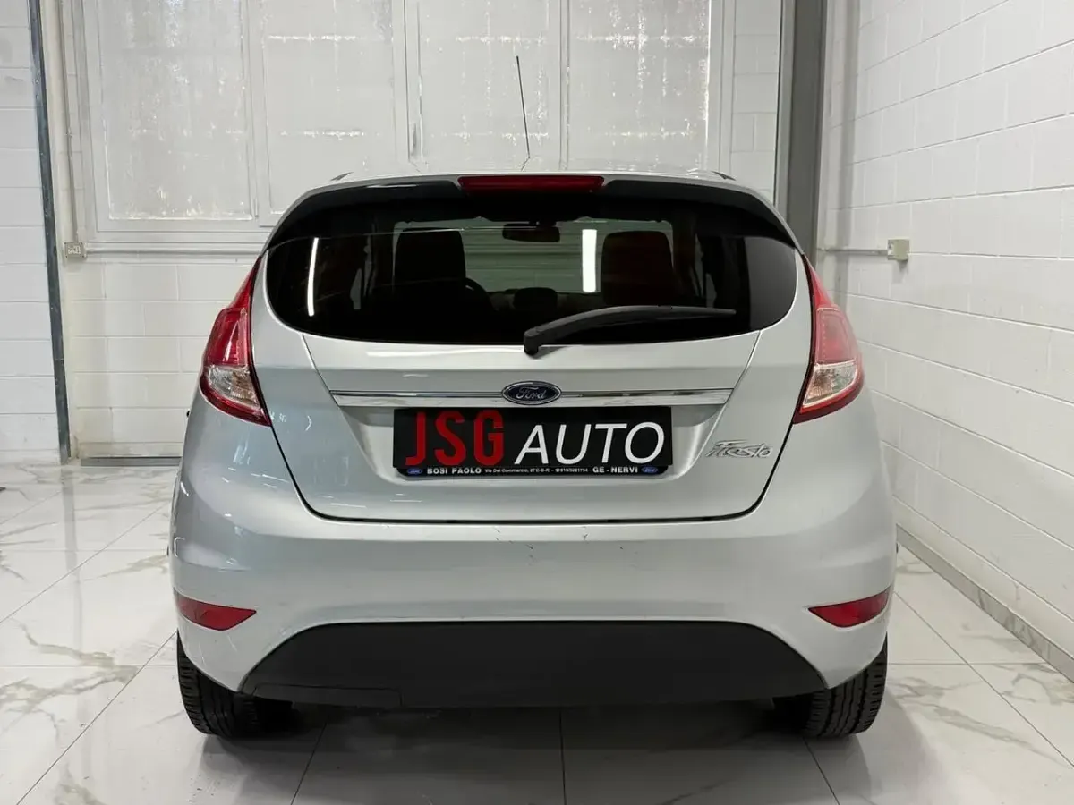 Usata Ford Fiesta Titanium 95 CV (69 kW) 2016 Argento Utilitaria