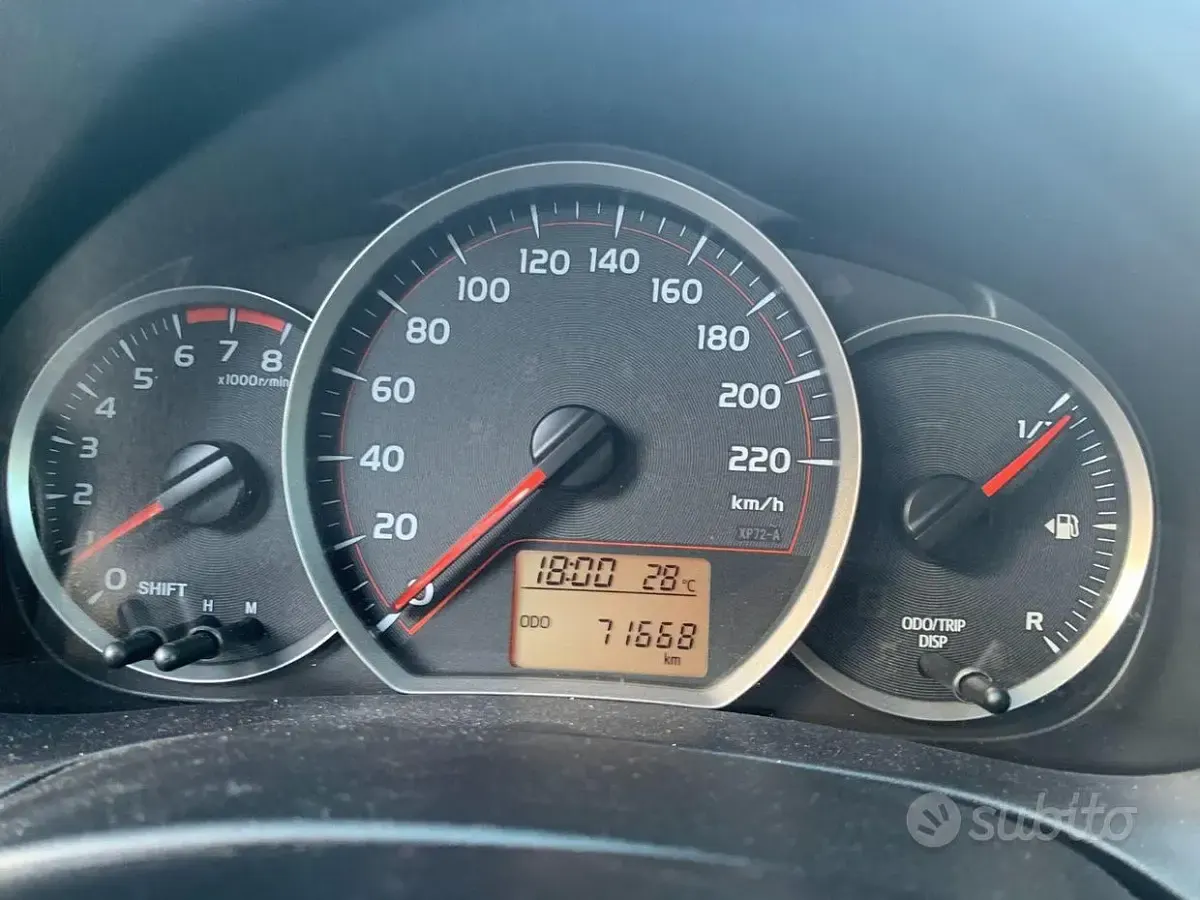 Usata Toyota Yaris Lounge 99 CV (72 kW) 2012 Marrone Utilitaria